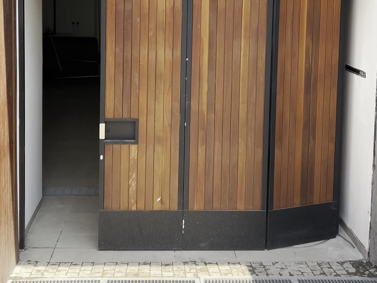 Pintu Gerbang & Pintu Kedap Suara — Seminyak