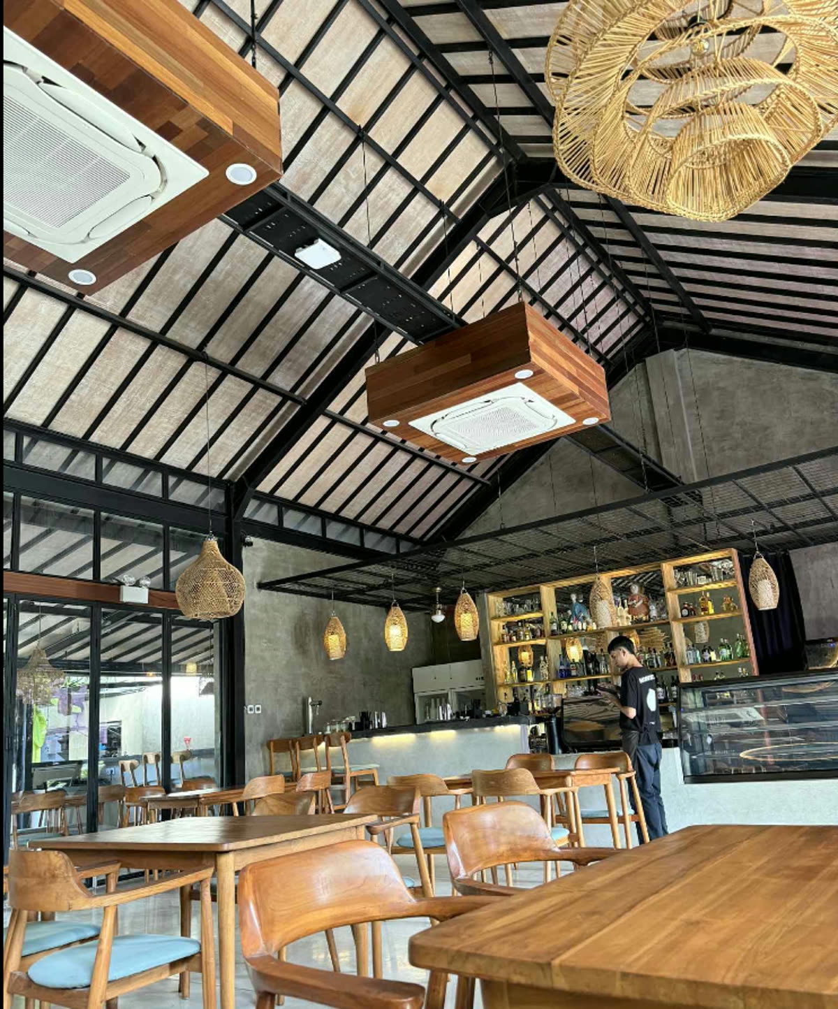 Struktur Baja Berat — Moonface Cafe & Bar