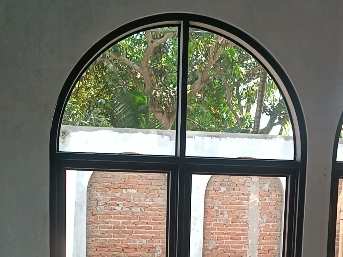 Jendela Lengkung — Chanmarie Villa